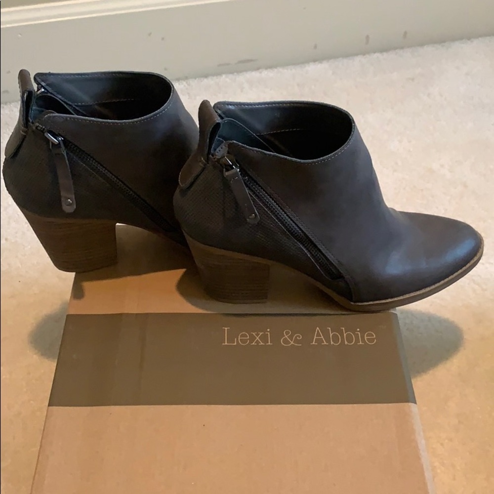 Lexie and Abbie Clara Booties size 10